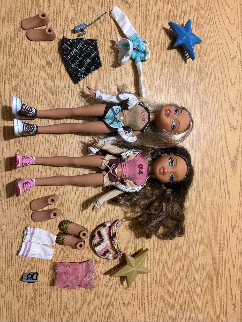 Back to school Chloe and Yasmine with a lot of extra accessories